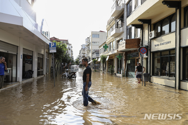 19일 밤새 그리스 중부의 테살리 지역을 강타한 폭풍우로 강물이 불어나 제방이 무너져 침수된 카르디차 마을. (출처: 뉴시스)