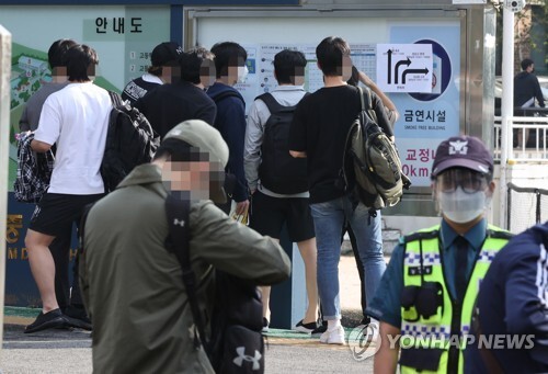 19일 오전 서울 시내 한 학교에 마련된 순경공채 필기시험장에서 응시생들이 고사장을 확인하고 있다. (출처: 연합뉴스)