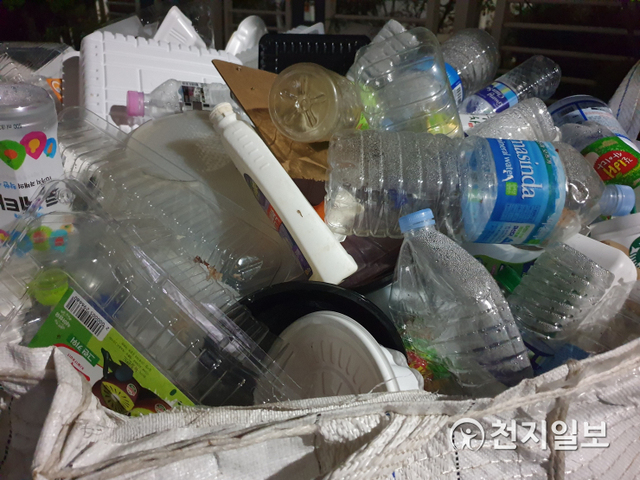 [천지일보 대전=김지현 기자] 대전시는 재활용품 가운데 60~70%에 해당되는 플라스틱 중에서도 종류별로 세분해 분리 배출하도록 내년부터 의무화할 예정이다. 특히 무색 패트병 별도 분리배출의 공동주택 의무화를 추진한다. ⓒ천지일보 2020.9.20