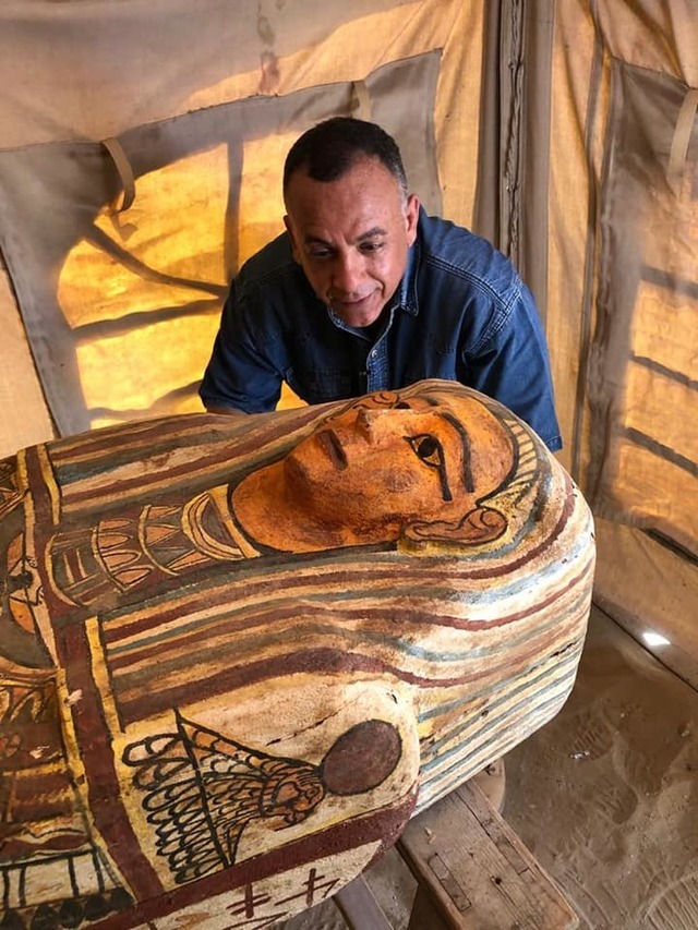 [서울=뉴시스]20일(현지시간) 이집트 관광·고대유물부 페이스북과 BBC 등에 따르면 현지 고고학 발굴단은 수도 카이로 인근 사카라에 위치한 '고대 매장용 수직 통로(ancient burial shaft)' 2곳에서 총 27개의 목관을 발굴했다. 사진은 이집트 당국이 공개한 관련 사진.