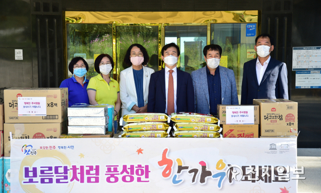 [천지일보 진주=최혜인 기자] 조규일 진주시장이 22일 오후 3시 집현면 소재 참 행복한 요양원을 방문해 생필품 등 위문품을 전달하고 있다.이날 노인요양·아동양육시설 3개소를 방문한 조규일 시장은 “코로나19로 어렵고 힘들수록 나눔의 손길이 더욱 절실하다”며 “앞으로도 사회복지시설 생활인들을 위한 다양한 복지시책을 펼치고 ‘더불어 잘사는 행복한 지역사회’를 만들기 위해 최선을 다하겠다”고 말했다. (사진제공: 진주시) ⓒ천지일보 2020.9.22