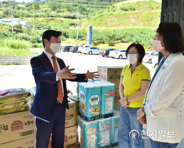 [천지일보 진주=최혜인 기자] 조규일 진주시장이 22일 오후 3시 집현면 소재 참 행복한 요양원을 방문해 생필품 등 위문품을 전달하고 있다.이날 노인요양·아동양육시설 3개소를 방문한 조규일 시장은 “코로나19로 어렵고 힘들수록 나눔의 손길이 더욱 절실하다”며 “앞으로도 사회복지시설 생활인들을 위한 다양한 복지시책을 펼치고 ‘더불어 잘사는 행복한 지역사회’를 만들기 위해 최선을 다하겠다”고 말했다. (사진제공: 진주시) ⓒ천지일보 2020.9.22