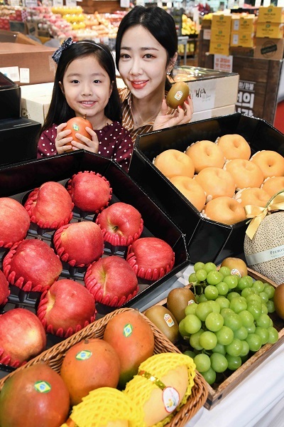 모델과 아이가 22일 서울 등촌동 홈플러스 강서점에서 추석 과일 선물세트를 소개하고 있다. (제공: 홈플러스)