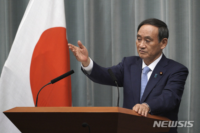 일본 아베신조 총리가 사임의사를 밝히면서 차기 후보로 스가 요시히데 일본 관방장관이 1일 물망에 올랐다. 사진은 지난해 10월 18일 도쿄 총리 관저에서 기자회견을 갖고 있다. (출처: 뉴시스) 2020.9.1