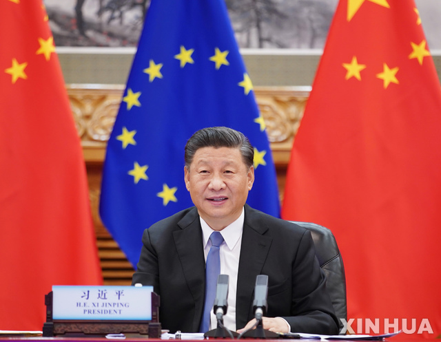 시진핑 중국 국가주석이 22일(현지시간) 중국 베이징에서 샤를 미셸 EU(유럽연합) 상임의장, 우르술라 폰 데어 라이엔 EU 집행위원장과 화상회의를 하고 있다(출처: 뉴시스)
