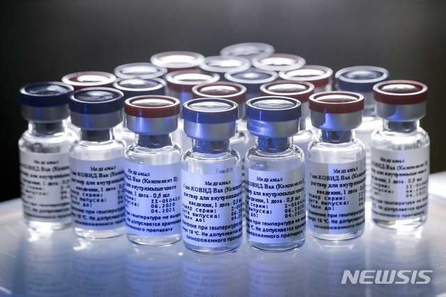 러시아는 11일(현지시간) 신종 코로나바이러스 감염증(코로나19) 백신 '스푸트니크V(사진)'이 세계최초로 공식 등록됐다고 발표했다. 사진은 모스크바 소재 니콜라이 가말레야 국립 전염병학 및 미생물학 센터에 백신이 진열돼있는 모습. (출처: 뉴시스)