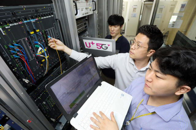 LG유플러스 협력사인 유비쿼스 직원들이 통신 장비를 점검하고 있는 모습. (제공: LG유플러스)