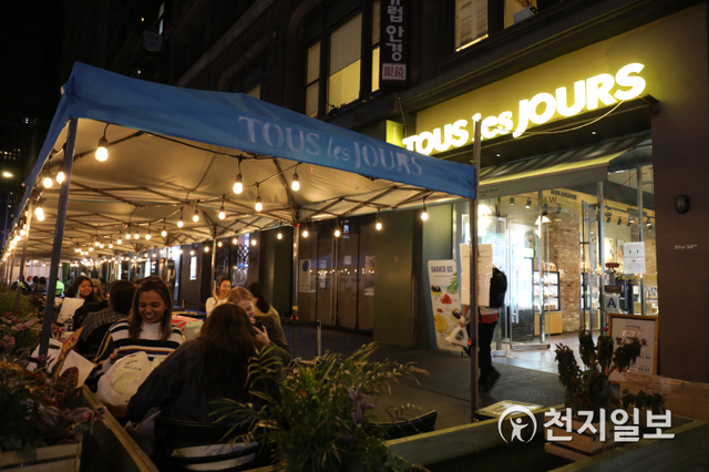 22일(현지시간) 오픈 스트리트 지정 후 도로를 막고 야외 식당으로 변신한 뉴욕 맨해튼 32번가 한인타운의 모습. ⓒ천지일보 2020.9.23 (독자제공)