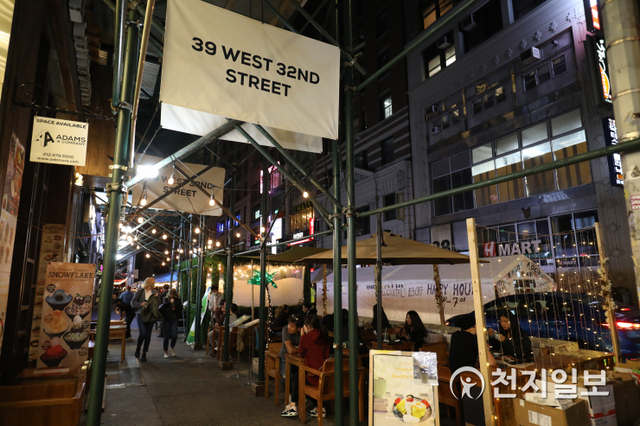 22일(현지시간) 오픈 스트리트 지정 후 도로를 막고 야외 식당으로 변신한 뉴욕 맨해튼 32번가 한인타운의 모습. ⓒ천지일보 2020.9.23 (독자제공)