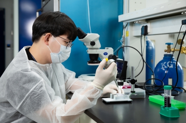 울산과학기술원(UNIST) 연구진이 미세 유체 칩을 이용한 실험을 진행하고 있다. 소형 광학현미경으로 쉽게 감염여부를 판단할 수 있다. (제공: 울산과학기술원 제공)