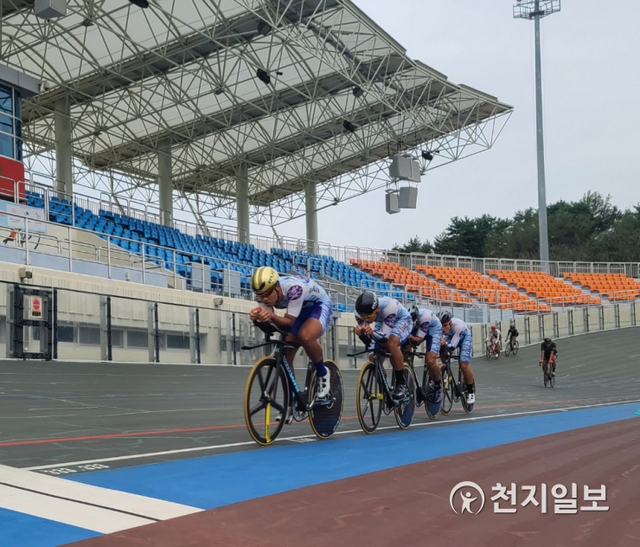 강진군청 사이클팀이 지난 19일부터 22일까지 강원도 양양 벨로드롬 경기장에서 열린 2020 양양 전국사이클선수권 대회에 참여했다. (제공: 강진군) ⓒ천지일보 2020.9.24