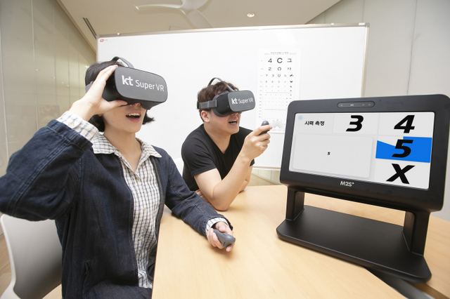 KT와 고려대 의산단, 엠투에스가 협업해 출시한 슈퍼 VR의 ‘아이 닥터 라이트’로 이용자들이 눈 건강 측정을 하고 있는 모습. (제공: KT)