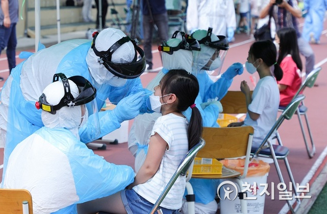 대전시 초등학교 어린이가 코로나19 검진을 받고 있는 모습. (제공: 대전시) ⓒ천지일보 2020.9.3