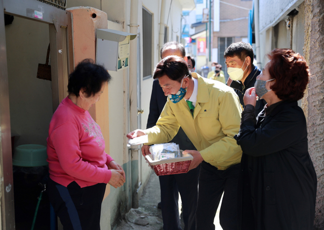 김철우 보성군수가 어려운 이웃에게 무료로 마스크를 나눠주고 있다. (제공: 보성군) ⓒ천지일보 2020.9.24
