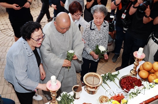 25일 오전 경기도 광주 나눔의집에서 거행된 일본군 위안부 피해자 고 김군자 할머니의 노제에서 이용수 할머니(왼쪽부터)와 당시 나눔의집 원장 원행스님, 박옥선 할머니가 헌화하고 있다. ⓒ천지일보DB