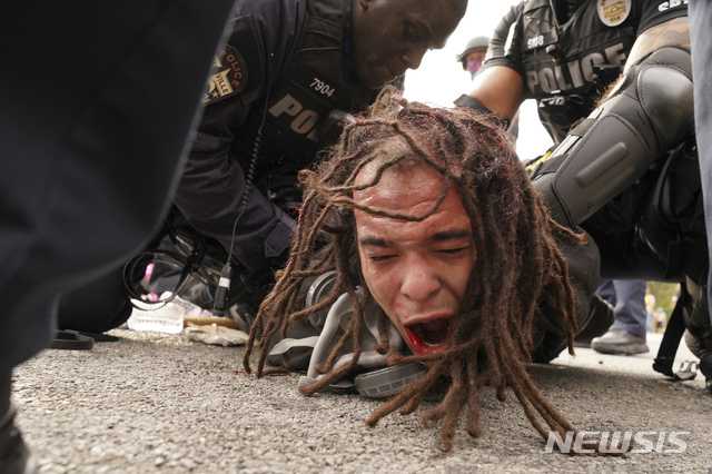 23일(현지시간) 미 켄터키주 루이빌에서 경찰이 한 시위자를 체포하고 있다(출처: 뉴시스)