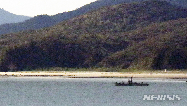 21일 실종 뒤 22일 실종 공무원이 관측, 피격된 황해남도 옹진군 등산곶 해안 인근에 떠있는 북한 경비정의 모습(출처: 뉴시스)