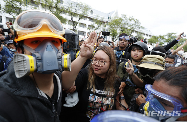 태국 민주화운동 학생 지도자 파누사야 시티지와라타나쿨이 20일 방콕에서 열린 시위 도중 저항의 상징인 ‘세 손가락’을 치켜 들고 있다. (출처: 뉴시스)
