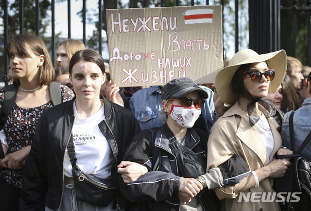 [민스크=AP/뉴시스] 지난 1일(현지시간) 벨라루스 수도 민스크에서 알렉산드르 루카셴코 대통령의 퇴진을 요구하는 반정부 시위가 열려 학생들이 