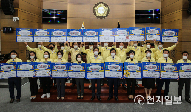 천안시의회 의원들이 21일 제236회 임시회 폐회 후 직접 손글씨로 작성한 피켓을 통해 시민들에게 추석명절을 인사를 하고 있다. (제공: 천안시의회) ⓒ천지일보 2020.9.25