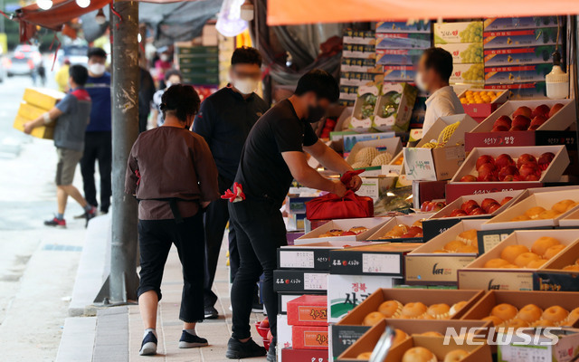 추석 연휴를 앞둔 25일 서울 영등포구 청과시장을 찾은 시민들이 과일을 구매하기 위해 둘러보고 있다. (출처: 뉴시스)