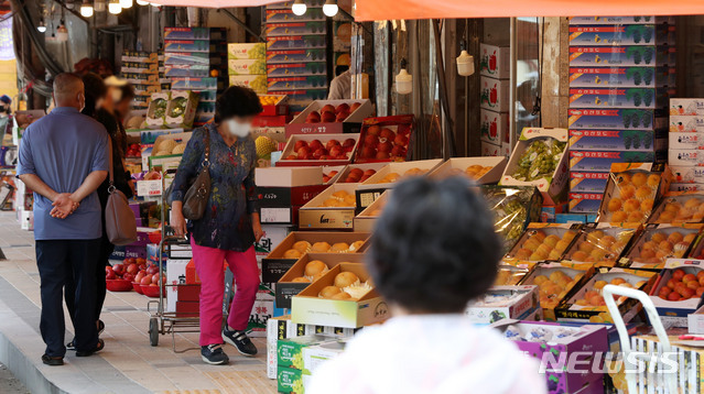 [서울=뉴시스] 추석 연휴를 앞둔 25일 서울 영등포구 청과시장을 찾은 시민들이 과일을 구매하기 위해 둘러보고 있다.