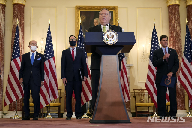 21일(현지시간) 미국 국무부에서 마이크 폼페이오 국무장관(가운데)이 이란의 유엔 제재 복원에 대한 기자회견을 하고 있다. 왼쪽부터 윌버 로스 상무장관, 스티븐 므누신 재무장관, 폼페이오 국무장관, 마크 에스퍼 국방장관이 참석했다. (출처: 워싱턴=AP/뉴시스)