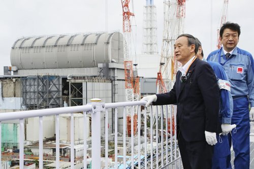 스가 요시히데 일본 총리가 26일 2011년 3월 동일본대지진 당시 폭발사고가 났던 후쿠시마 제1원전을 방문해 폐로 작업이 진행 중인 현장을 둘러보고 있다. (출처: 연합뉴스)