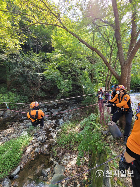 천안동남소방서가 25일 광덕산 일원에서 가을철 등산객 증가로 인한 산악 사고를 대비해 구조훈련을 하고 있다. (제공: 천안동남소방서) ⓒ천지일보 2020.9.27