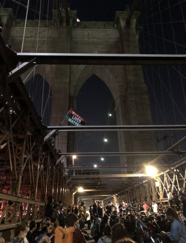 브루클린 다리를 점거한 시위대. (출처: Stevie Nix 트위터 캡처)