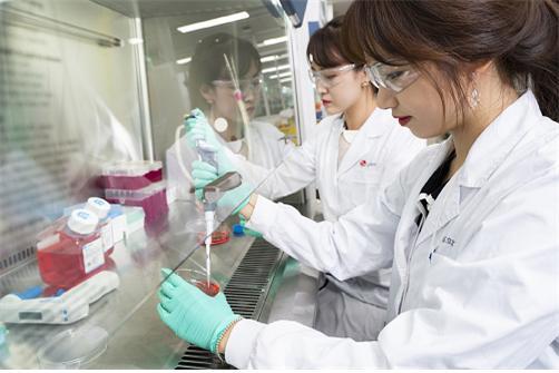 LG화학 생명과학사업본부 직원들이 신약 연구를 진행하고 있다. (제공: LG화학) ⓒ천지일보 2020.9.28