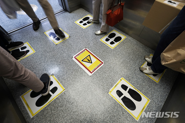 [도쿄=AP/뉴시스] 28일 일본 도쿄의 한 쇼핑센터 내 엘리베이터 바닥에 코로나19 예방을 위한 사회적 거리 두기 표시 스티커가 붙어 있다. 도쿄도는 이날 오후 3시 기준 관내 코로나19 신규 감염자가 78명이라고 밝혀 6일 만에 100명 밑으로 떨어졌다. 2020.09.28.ⓒ천지일보 2020.9.29