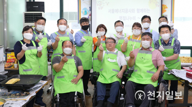 서울에너지공사 임원들과 누리장애인자활생활센터 운영진들이 기념촬영을 하고 있다. (제공: 서울에너지공사) ⓒ천지일보 2020.9.29