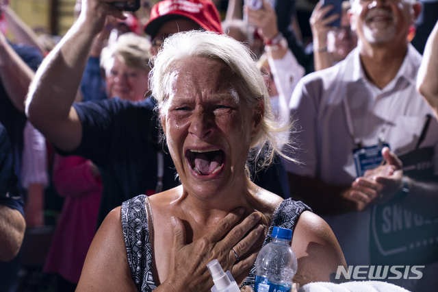 도널드 트럼프 미국 대통령이 24일(현지시간) 미 플로리다주 잭슨빌의 세실 공항에서 연설을 마친 후 연단에서 내려오자 한 여성 지지자가 눈물을 흘리고 있다(출처: 뉴시스)