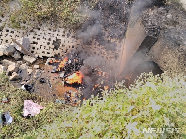 30일 오후 3시50분께 전북 김제시 황산면의 한 농수로에서 4륜 오토바이가 추락해 불타고 있다. (출처: 뉴시스)