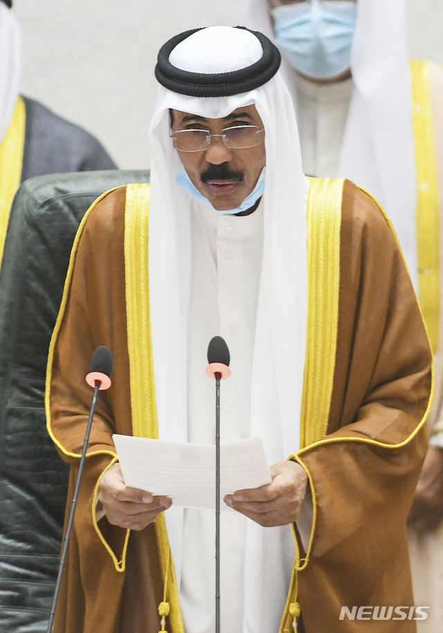 [쿠웨이트=AP/뉴시스] 셰이크 나와프 알아흐마드 알자베르 알사바(83) 신임 쿠웨이트 국왕이 30일(현지시간) 국회에서 정식 취임하고 있다. 2020.9.30.