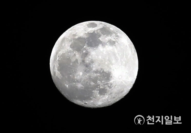 [천지일보=남승우 기자] 정월대보름인 8일 오후 서울 도심에서 보름달이 보이고 있다. ⓒ천지일보 2020.2.8