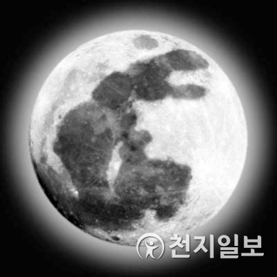 보름달 속 토끼 모습. (출처: 인터넷커뮤니티) ⓒ천지일보 2020.10.1