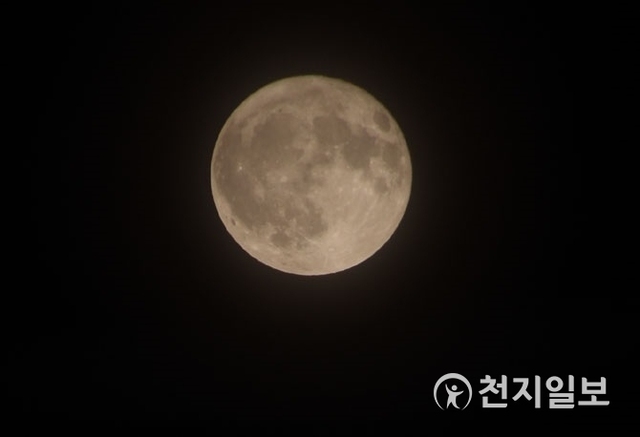 [천지일보 대전=김지현 기자] 대전 밤 하늘에 뜬 추석 한가위 보름달. ⓒ천지일보 2020.10.1