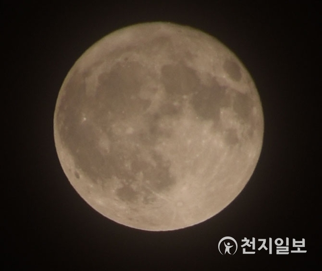 [천지일보 대전=김지현 기자] 대전 밤 하늘에 뜬 추석 한가위 보름달. ⓒ천지일보 2020.10.1