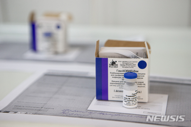 지난 15일(현지시간) 러시아 모스크바에서 실험용 스푸트니크 V 코로나바이러스 백신이 보인다. 러시아 보건 당국은 위약 조절(placebo-control)이 가능한 4만명의 무작위 지원자들을 대상으로 이 백신에 대한 시험에 착수했다고 밝혔다. (출처: 뉴시스)