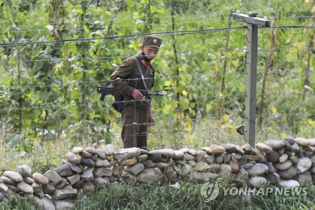 북중 접경에서 총 들고 경계 근무 서는 인민군 병사 (출처: 연합뉴스)