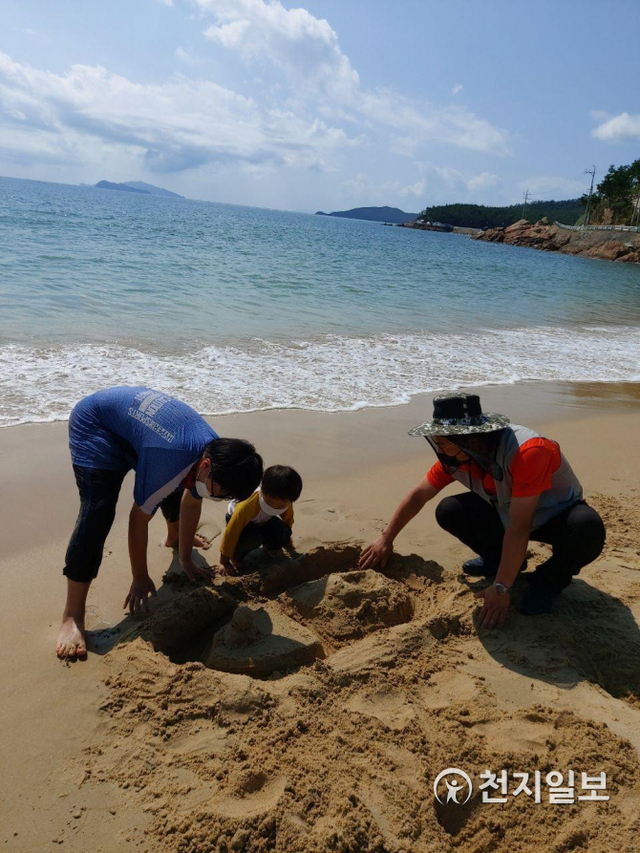 1일 코로나19 속 추석을 맞아 가족들과 함께 전남 완도 명사십리 해수욕장을 찾은 어린이들이 한적한 바닷가에서 모래놀이를 즐기고 있다. (독자제공) ⓒ천지일보 2020.10.1