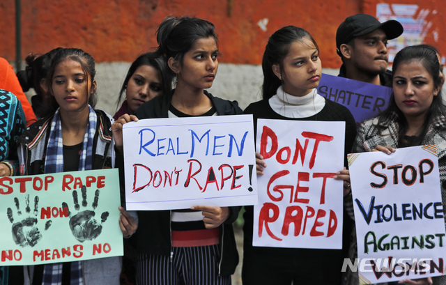 [뉴델리=AP/뉴시스]3일(현지시간) 인도 뉴델리에서 지난달 하이데라바드에서 한 수의사가 성폭행당한 후 살해된 것에 대해 분노한 시민들이 정의를 요구하는 시위를 벌이며 구호를 외치고 있다. 이들은 