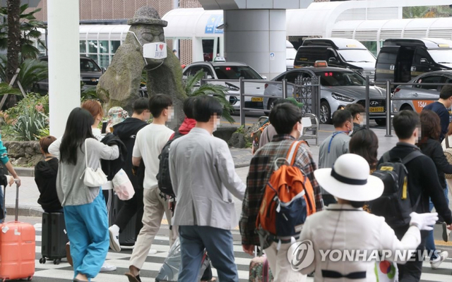추석 연휴가 이어지는 2일 오전 제주국제공항에 도착한 관광객들이 마스크를 쓰고 렌터카 주차장과 택시승강장으로 향하고 있다. (출처: 연합뉴스)
