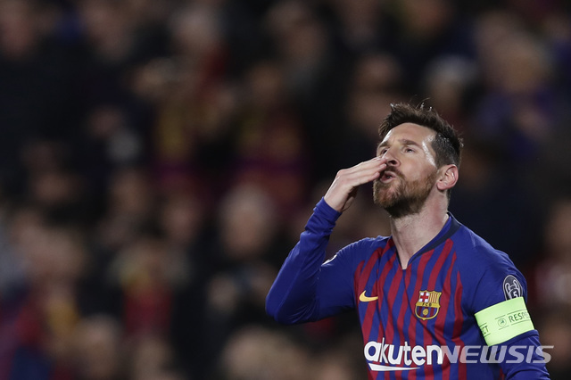 【바르셀로나=AP/뉴시스】FC 바르셀로나의 리오넬 메시가 13일(현지시간) 스페인 바르셀로나 캄노우에서 열린 리옹과의 2018-2019 UEFA 챔피언스리그 16강 2차전에서 팀의 첫 번째 골을 넣고 손키스를 날리고 있다.
