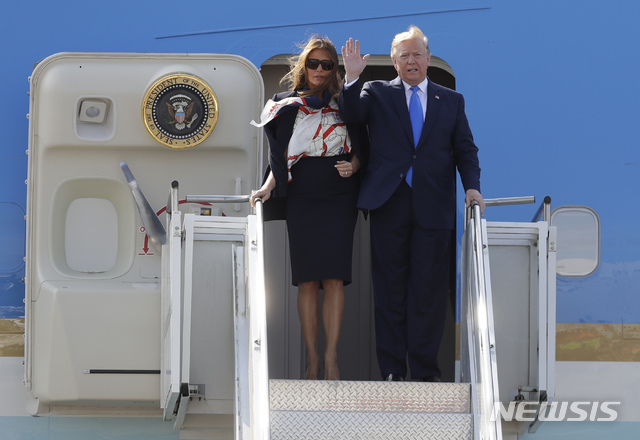3일(현지시간) 영국 런던 스탠스테드 공항에 도착한 도널드 트럼프 미국 대통령과 멜라니아 여사가 전용기인 에어포스원에서 내릴 준비를 하고 있다(출처: 뉴시스)