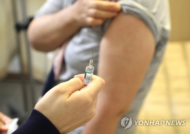 서울 동대문구 한 병원에서 시민이 독감 예방접종을 받고 있는 모습. (출처: 연합뉴스)