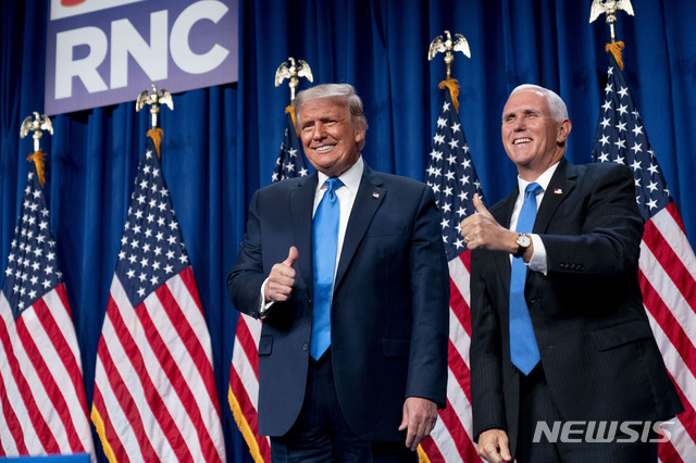 도널드 트럼프 미국 대통령과 마이크 펜스 부통령이 지난달 24일(현지시간) 미 노스캐롤라이나주 샬럿에서 열린 2020 공화당 전당대회 첫날 무대에 올라 엄지를 치켜세우며 인사하고 있다. (출처: 뉴시스)