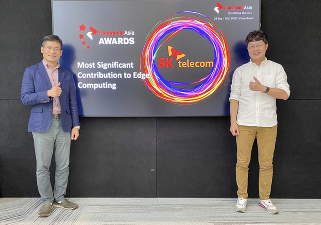 SKT가 ‘CommunicAsiaAward 2020’에서 ‘에지 컴퓨팅 최고 기여’ 부문을 수상했다고 밝혔다. 이동기 5GX Cloud Labs PL(오른쪽)과 신상호 매니저가 수상 화면 앞에서 기념 촬영을 하고 있다. (제공: SK텔레콤)